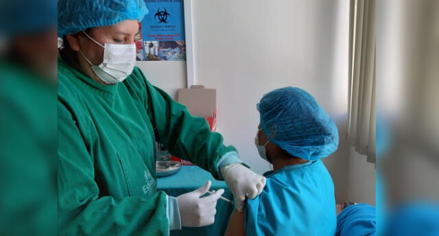 Campaña de inmunización alcanzó a 700 servidores de EsSalud Arequipa.