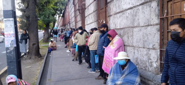 Maltrato. No hay mejoras en el hospital Goyeneche para evitar que pacientes compitan por turnos.