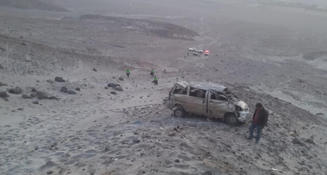 Familia salva de morir tras caer en combi a abismo de 150 metros en Arequipa