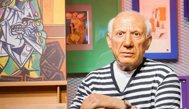 Pintor español Pablo Picasso junto a sus obras.