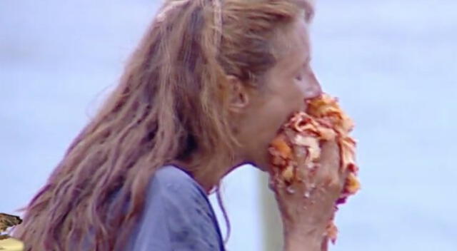 Momento en el que Elena se devora un trozo de lasaña durante la competencia. (Foto: Telecinco)