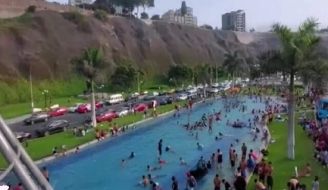 Ciudadanos aprovecharon este domingo para meterce dentro de la pileta chorrillana. Foto: captura Exitosa Noticias