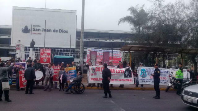 Trabajadores del hospital San Juan de Dios organizan plantón para exigir demandas