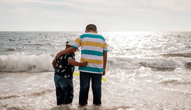 Facebook viral: Niño que hacía castillos de arena en sus sueños conoce el mar y reacciona así [VIDEO]