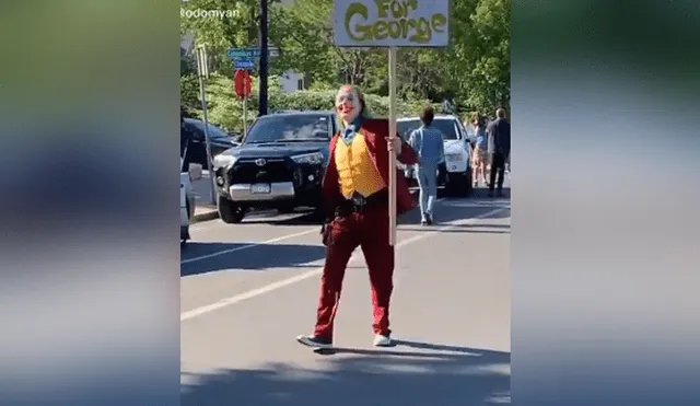 A través de Facebook se hizo viral el momento en que un hombre se disfraza del Joker en medio de las protestas en Estados Unidos.