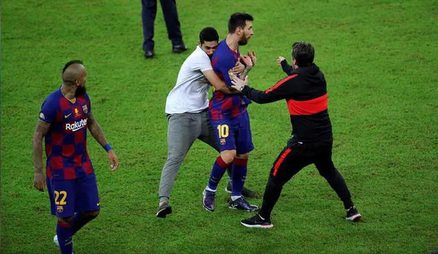 Un hincha tuvo un emotivo gesto con Messi tras terminar el partido entre Barcelona y Atlético de Madrid. Foto: EFE.