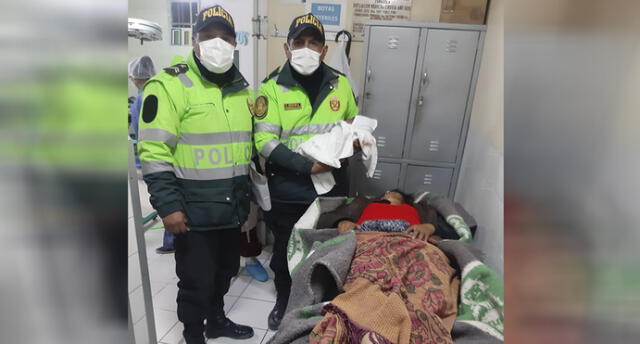 Policías ayudaron a joven mujer a dar a luz dentro del patrullero. La mamá y la recién nacida están sanas.