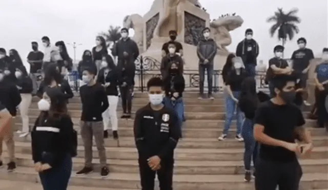 Frente al monumento de la libertad alzaron su voz de protesta. Foto: Captura de vídeo
