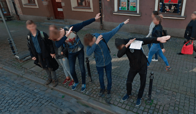 Desliza las imágenes para ver la divertida escena que protagonizó un grupo de adolescentes en Polonia. Foto: Google Maps