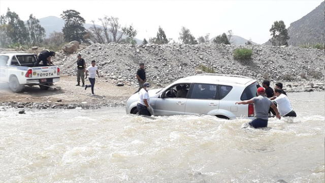 Intentó atravesar río Lurín con su camioneta y casi es arrastrado por la corriente [FOTOS Y VIDEO]