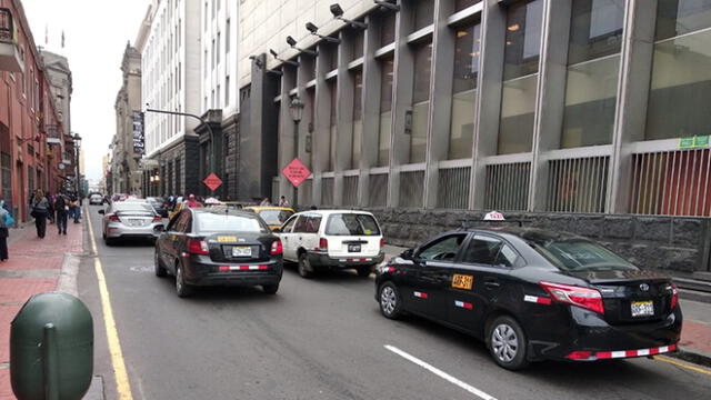 #YoDenuncio: taxis crean paradero informal en el Centro de Lima