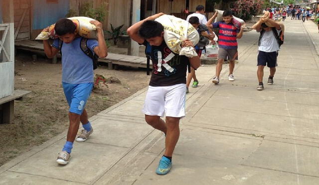 Loreto: niños de colegio son obligados a cargar sacos de arena durante horario de clases [FOTOS]