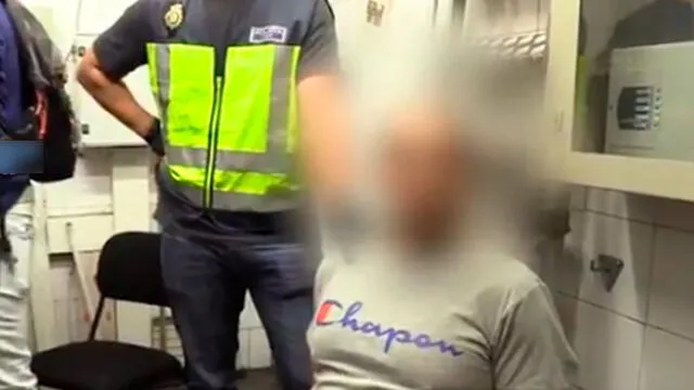 Hombre fue capturado en el metro de Madrid mientras grababa a mujeres debajo de sus faldas y vestidos. Foto captura Policía Nacional.