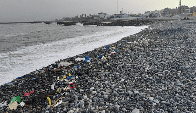 Plásticos de las construcciones son más contaminantes que las bolsas en playas