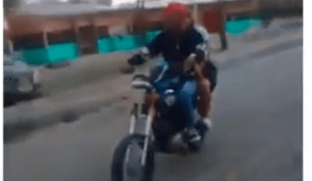 Vía Facebook: hace peligrosa maniobra con su moto para sorprender a su pareja y todo terminal mal [VIDEO]