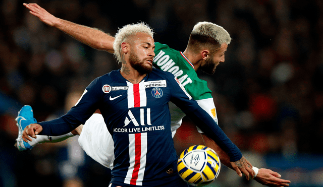 Neymar 'picó' el balón ante Ruffier y convirtió un golazo en el partido entre PSG y Saint Etienne. | Foto: EFE