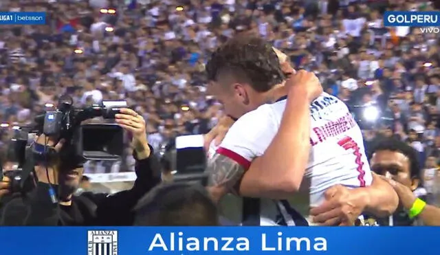 Barcos y Lavandeira se juntaron en un emotivo abrazo tras el final del partido. Foto: captura Gol Perú