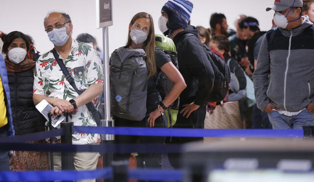 Decenas de pasajeros reclaman vuelos humanitarios tras quedar varados en Lima por el cierre del aeropuerto internacional. Foto: AFP.
