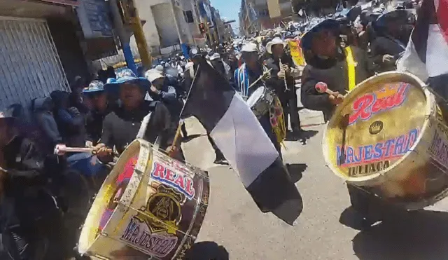 Banda de músicos Real Majestad de Juliaca, acompañada de una multitud. Foto: Captura de video/La Decana