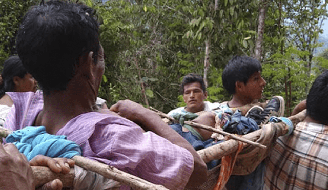 Foto: Campesinos trasladado herido en camilla artesanal rumbo a hospital Manuel Higa Arakaki..