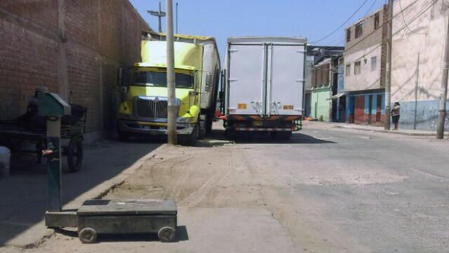 Camiones obstaculizan veredas y pistas de La Victoria