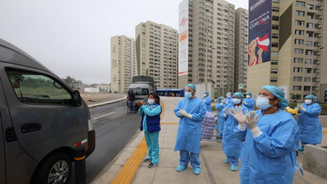 Pacientes recuperados retornan a sus hogares agradecidos con el personal que los atendió. (Foto: EsSalud)