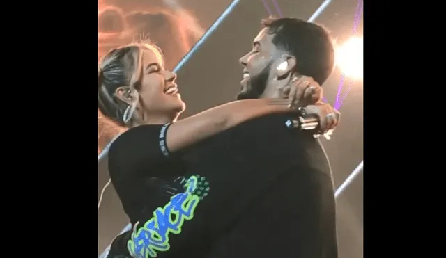 Karol G y Anuel AA se dan apasionado beso durante show y fans gritan de emoción [VIDEO]