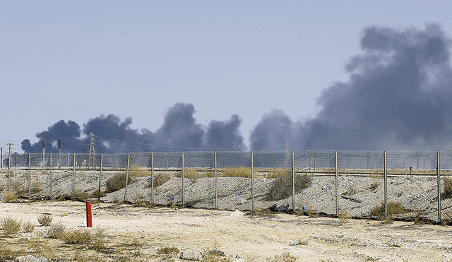 Plantas en llamas. Rebeldes hutíes de Yemen atacaron dos instalaciones petroleras de Arabia Aramco con una decena de drones. (Foto: AFP)