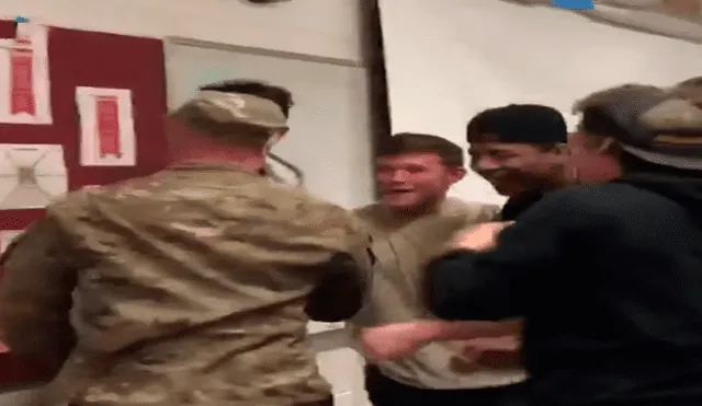 Facebook viral: alumnos lloran de emoción al ver a su profesor ileso tras regresar de Afganistán [VIDEO]