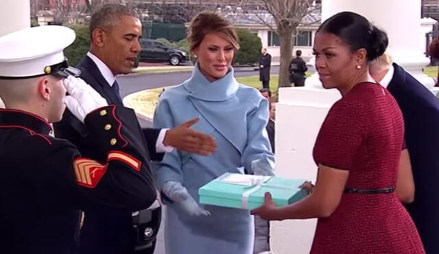 Video en YouTube: Michelle Obama se incomoda con regalo de Melania Trump | VIDEO