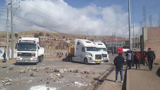 Manifestantes exigieron a algunos transportistas que muevan sus camiones para bloquear la carretera