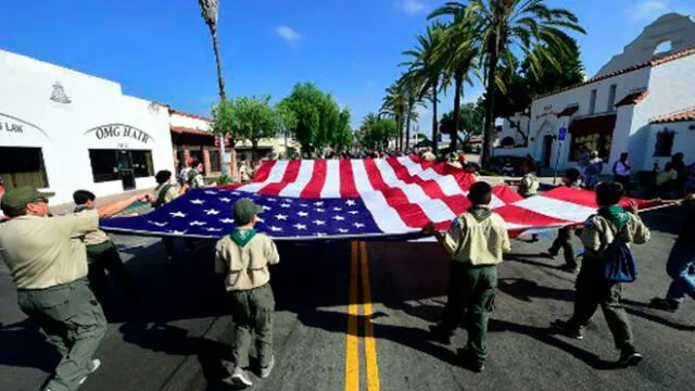 Boy Scouts llevan la bandera nacional durante un desfile en San Gabriel, California. Foto: AFP
