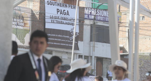 Aparecen letreros contra minera Southern frente a Perumin.