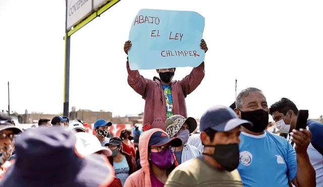 Trabajadores del sector agrario de la región Ica protestando contra la 'Ley Chlimper'. Foto: LR/Aldair Mejía.