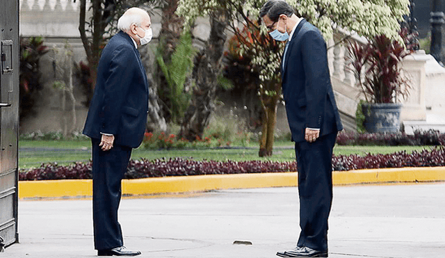 Ejecutivo. Vizcarra y Cateriano saliendo de Palacio antes del pedido del voto de confianza. Foto: Jorge Cerdán.