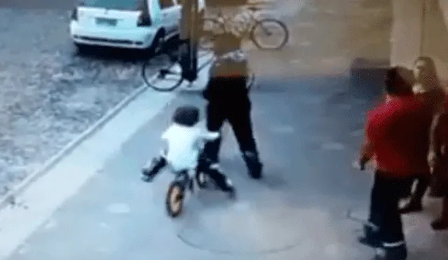 YouTube: el curioso momento en que niño “atropella” a un hombre con su bicicleta y huye [VIDEO]