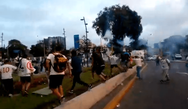 Hinchas realizaron marcha pacífica en defensa de Universitario para evitar la liquidación. | Foto: Grace Mora