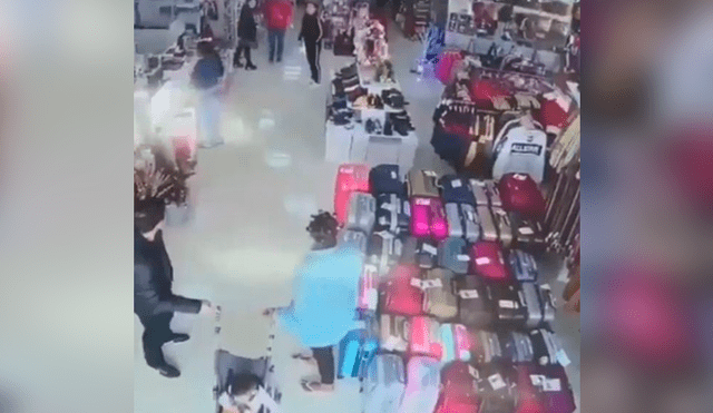 Mujer intenta llevarse a un niño ante distracción de la madre en una tienda
