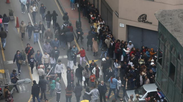 Personas se dan cita en la Plaza de Armas para asistir al evento “Serenata al Perú”. (Foto: La República)
