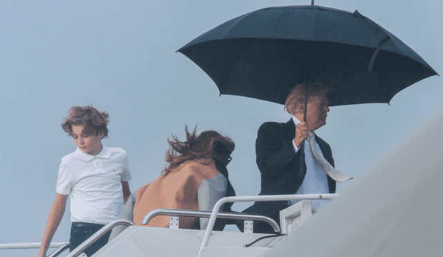 Trump se cubre de lluvia con paraguas y deja que su esposa e hijo se mojen