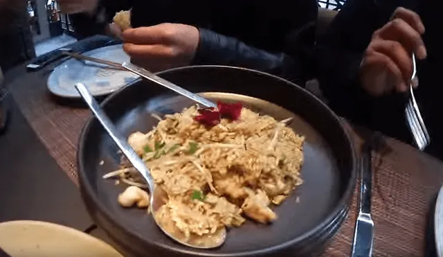 Desliza para ver cómo luce este arroz chaufa que sorprendió a todos en YouTube. Foto: Captura.
