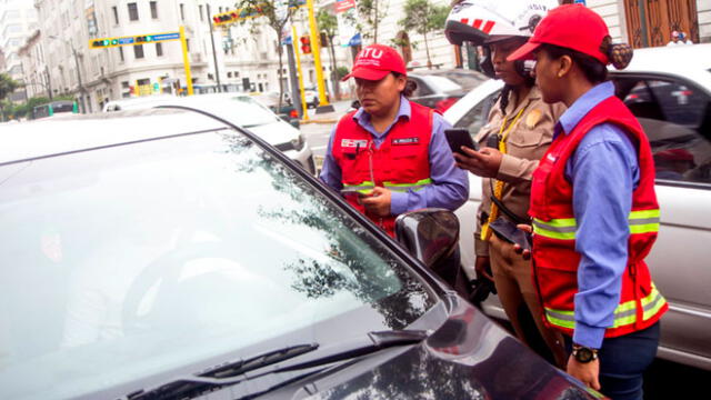 Colectiveros pincharon llantas de sus autos para impedir que ATU los traslade al depósito [FOTOS Y VIDEO]