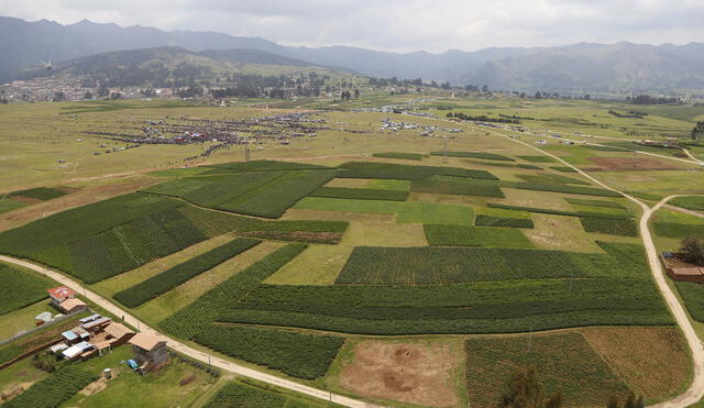 CUSCO : VISTA AEREA DEL  TERRENO PARA LA CONSTRUCCION DEL PROYECTO DEL AEROPUERTO INTERNACIONAL DE CHINCHEROS.                                                                                                                                                                                                                                                                                                                                                                                                                                                                                                                                                                                                                                                                                                                                                                                                                                                                                                                                                                                                                                                                                                                                                                                                                                                                                                                                                  