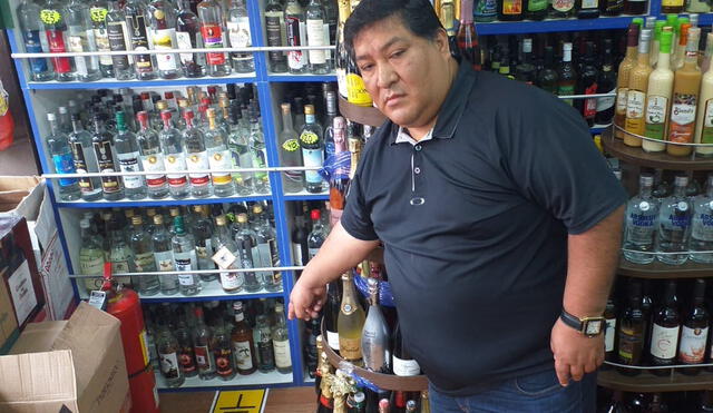 Comerciante Eliseo Flores Jara, mostrando su mercadería que, asegura, vende con todas las de la ley.