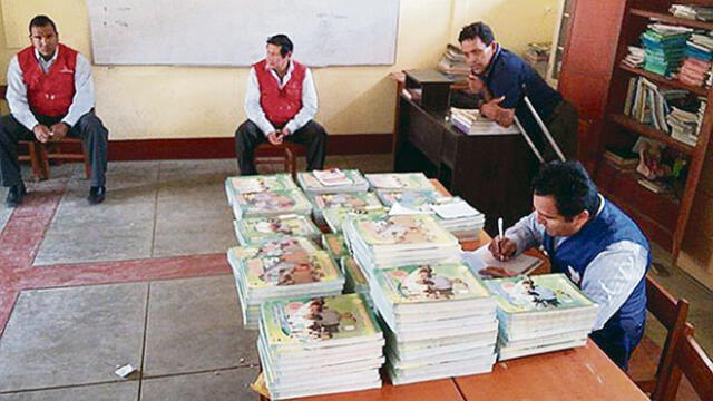 Alumnos de los colegios de Tumbes utilizan libros con el retrato de Gerardo Viñas 