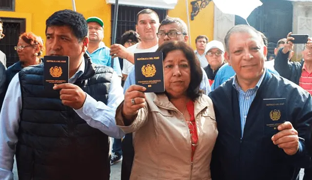 Excongresistas entregaron pasaportes diplomáticos.