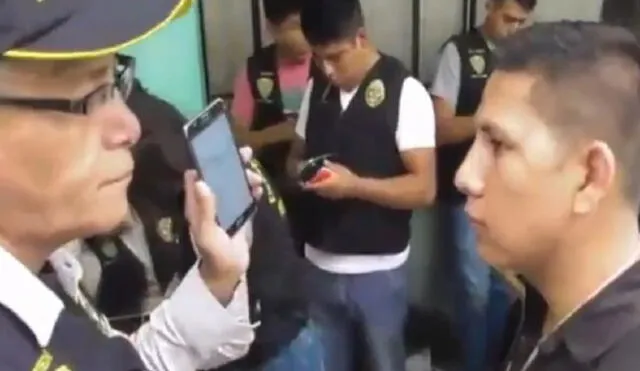 Policía confronta a vendedor de celulares robados con dura reflexión [VIDEO]