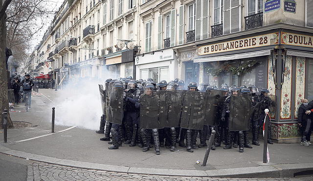 Cercados. Un grupo de policías fue cercado por los manifestantes en una calle de París.”De acuerdo con los sindicatos, solo en la capital francesa, unas 400.000 personas marcharon contra los planes del Gobierno de Macron...”. Foto: difusión