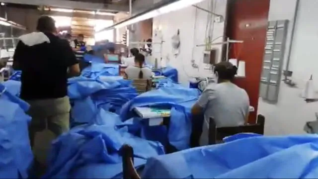 Policía encontró a varias personas trabajando dentro de taller. (Foto: Captura de video / Policía)