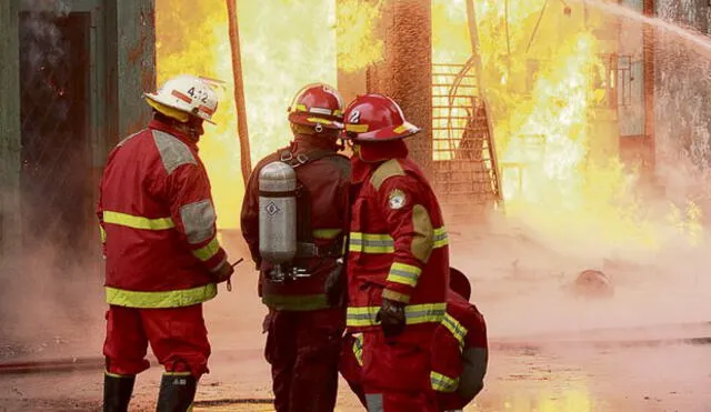 Incendios en Lima: Unos 400 bomberos controlaron las emergencias en la ciudad